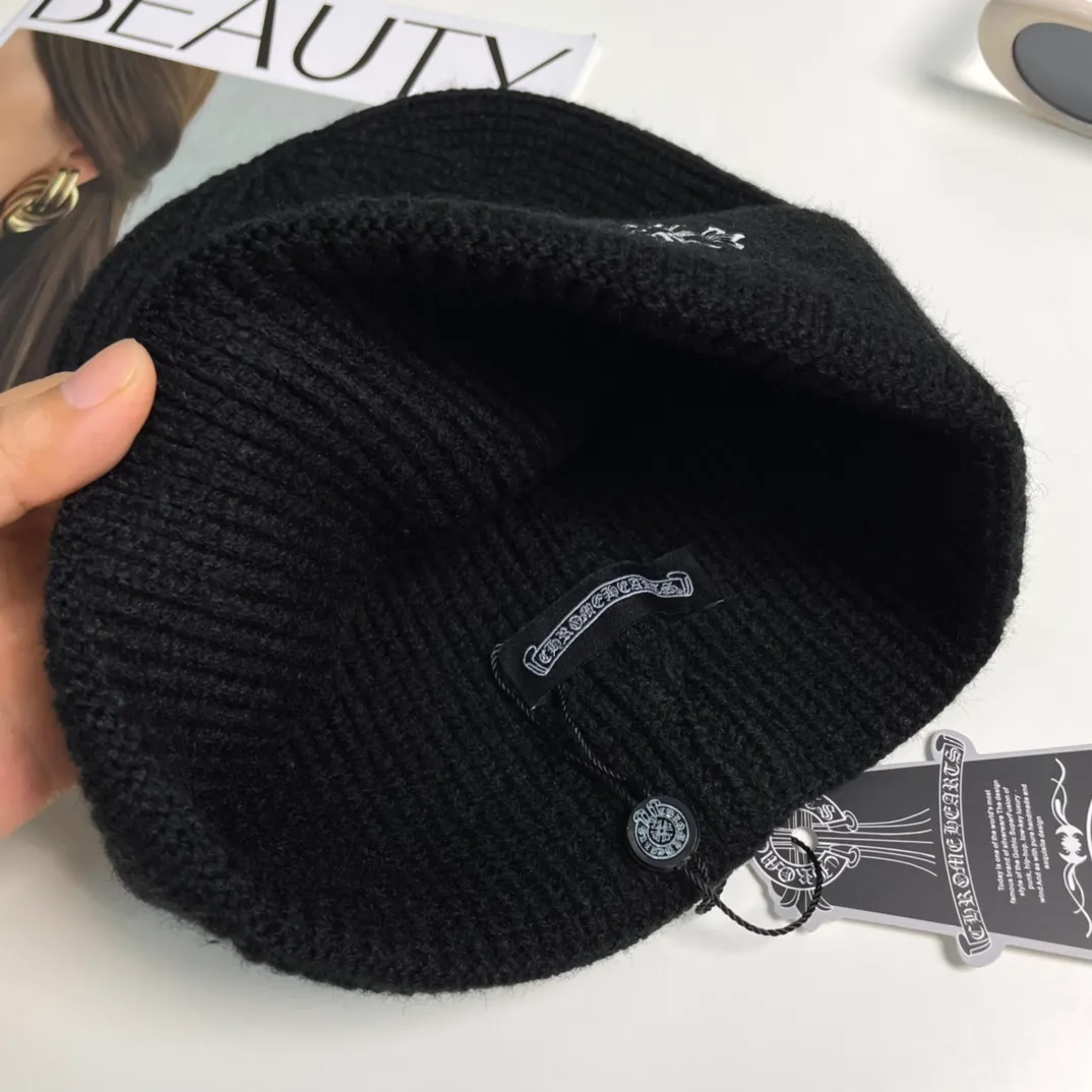 P60 🤍Chrome hearts new autumn and winter cross knitted hat🧶 One of the must-have hats in autumn and winter~ It really looks good on whoever wears it~, it is also a perfect match in black and white and gray in autumn~
